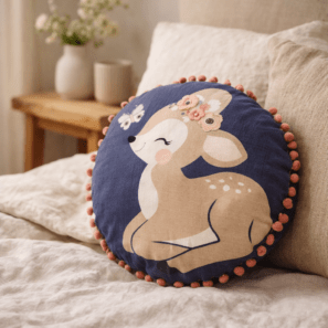 Coussin déhoussable avec pompons gaze de coton imprimée FORÊT ENCHANTÉE