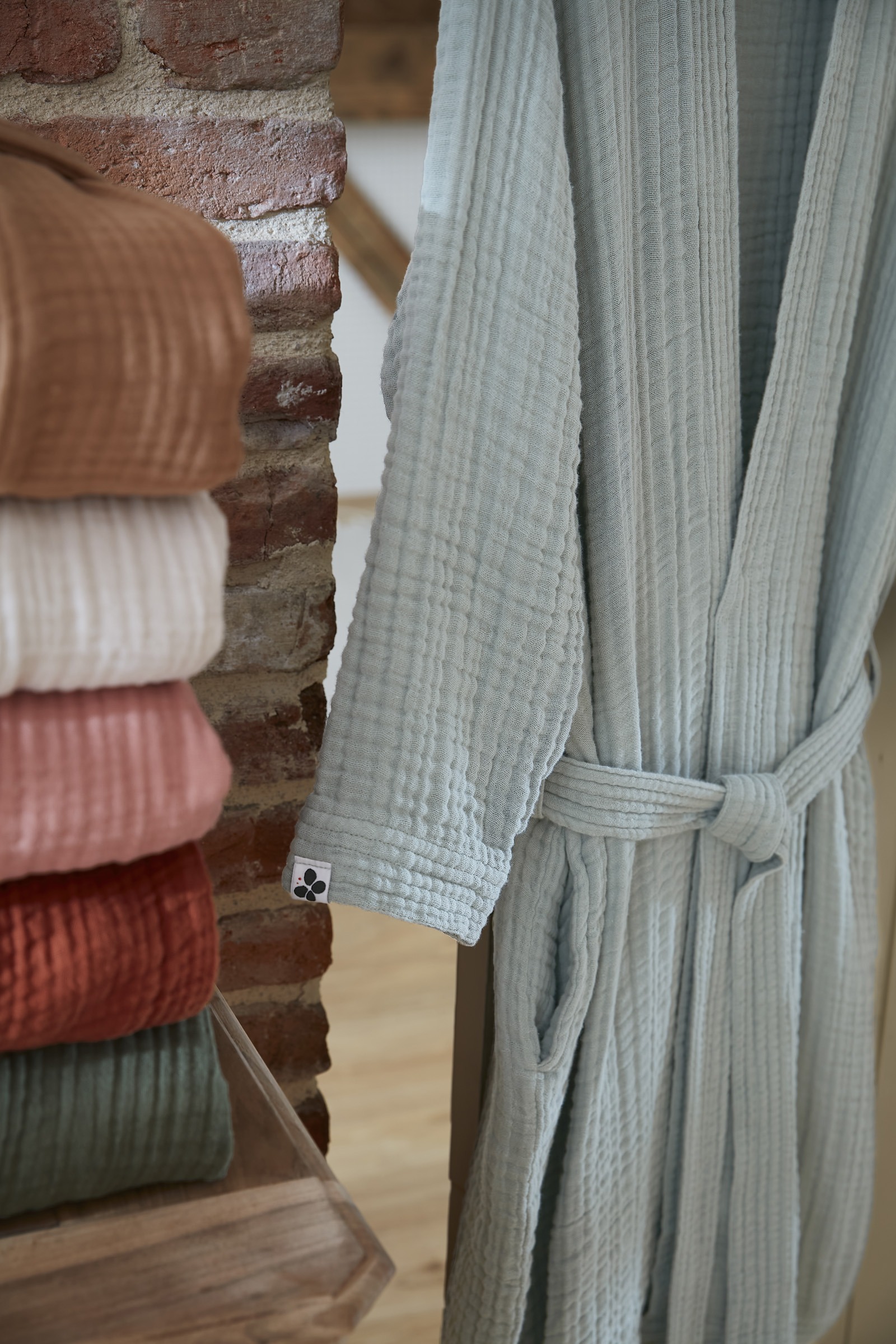 GAIA-amb-Bademantel-Kolorama (2)