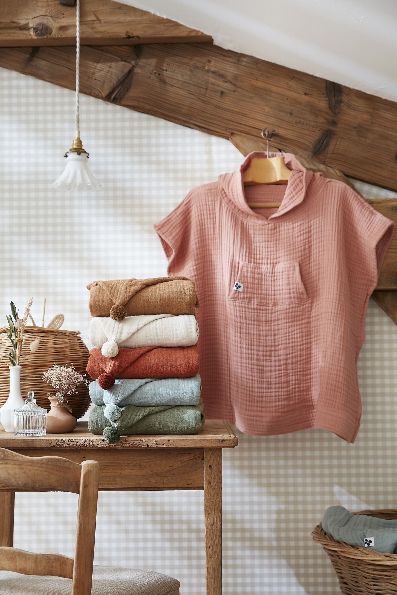 GAIA-amb-Poncho-colorama (1)