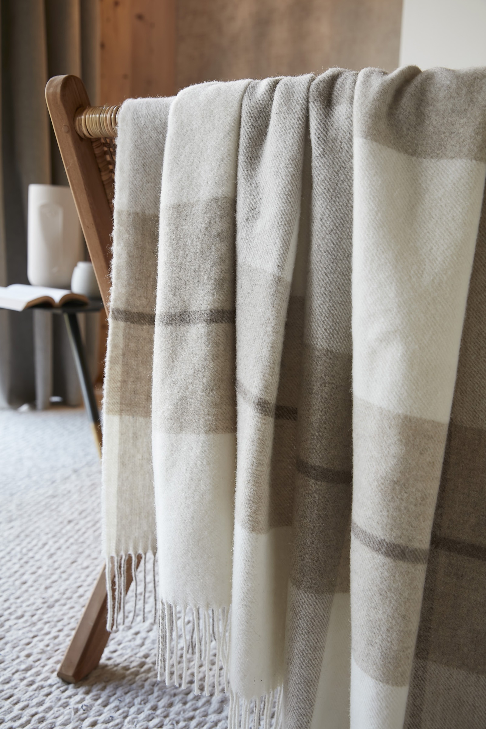 MARIUS-amb-PlaidLaine-140x200-detail03