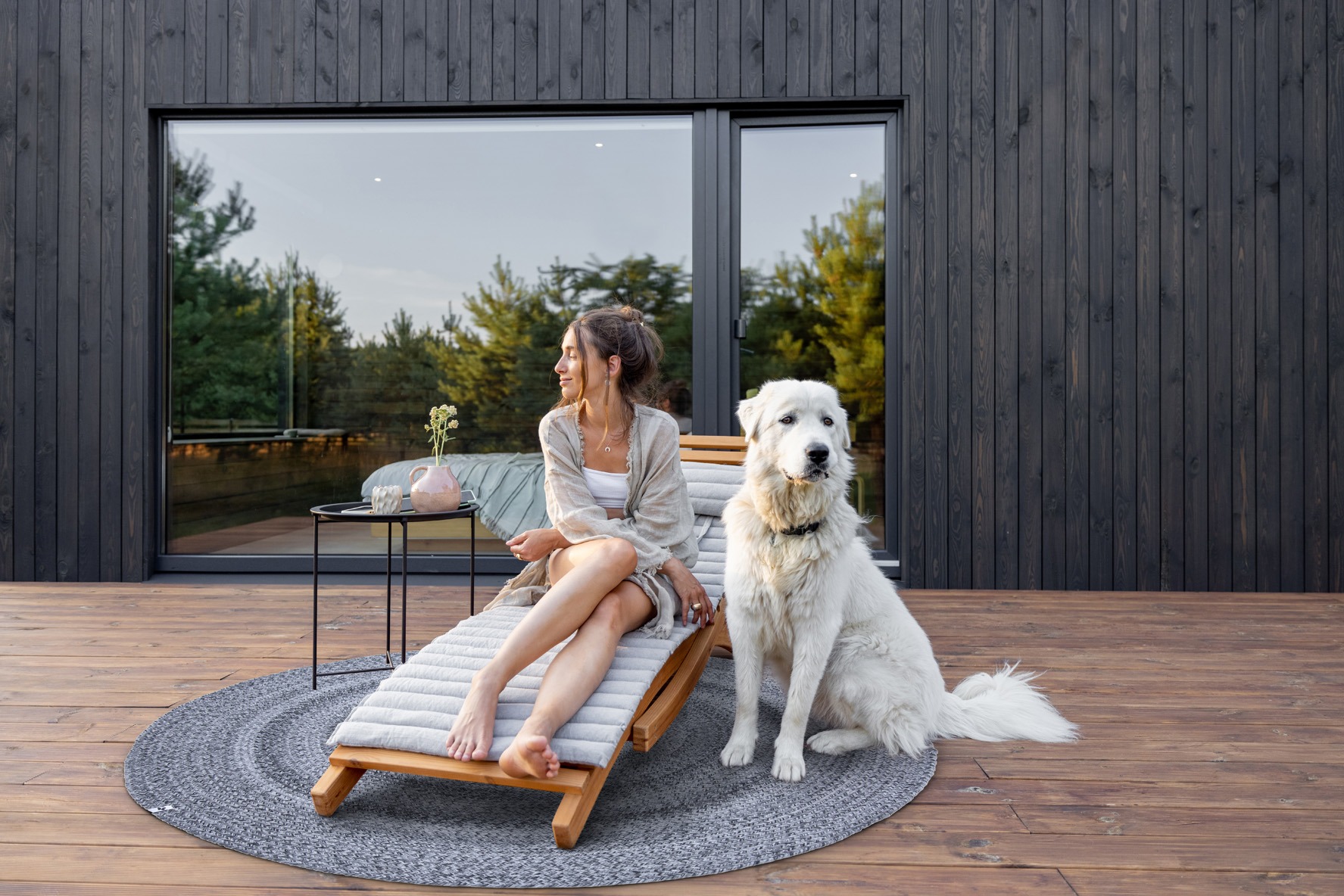 Mujer,Disfruta,De,La,Naturaleza,Mientras,Se,Sienta,En,Tumbona,Sobre,Madera