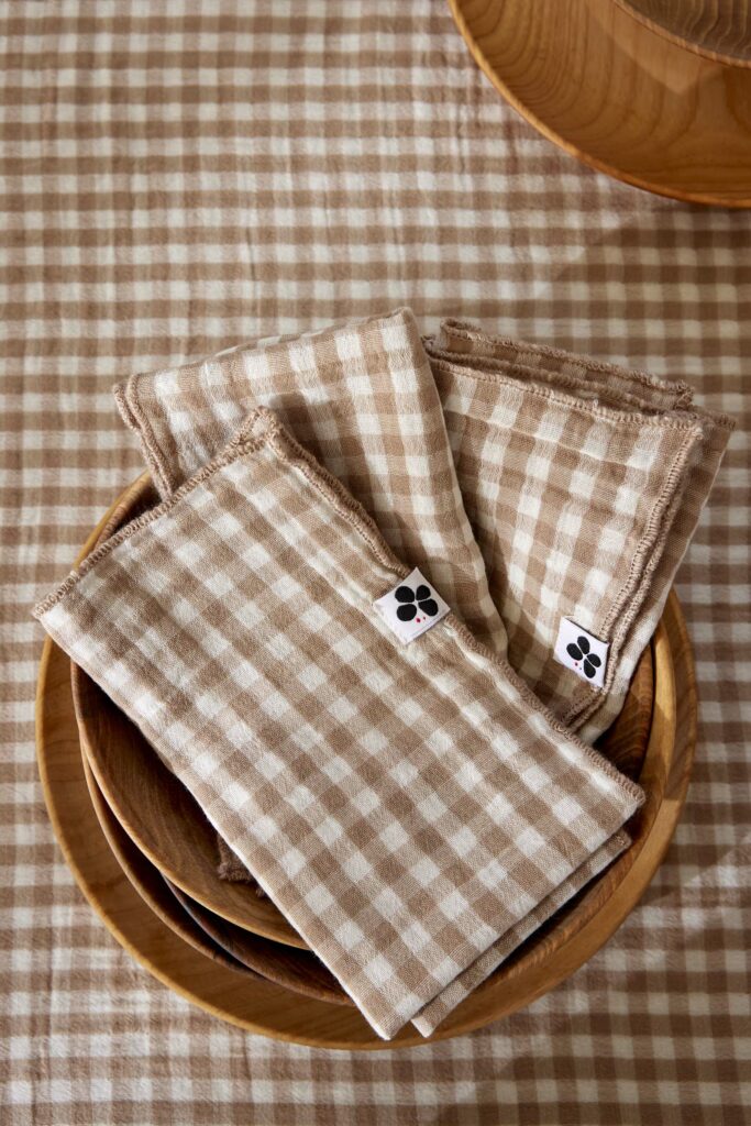 Serviettes VICKIE Ficelle sur une table