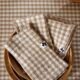 Serviettes VICKIE Ficelle sur une table