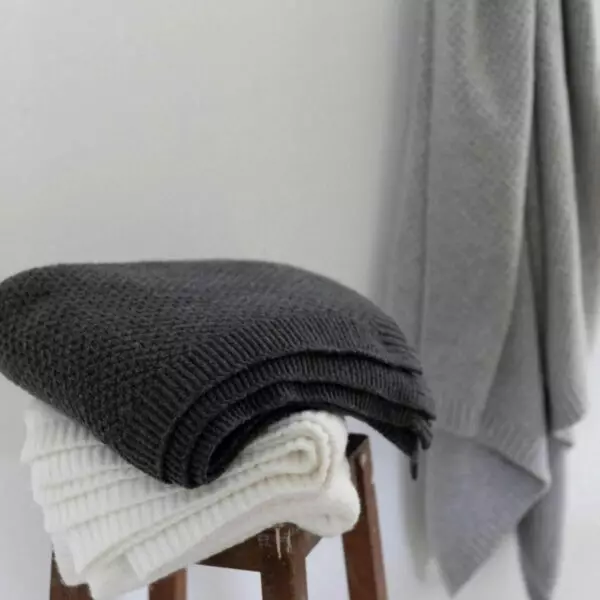 Strickdecke Danilo aus recyceltem Polyester, 130 × 160 cm