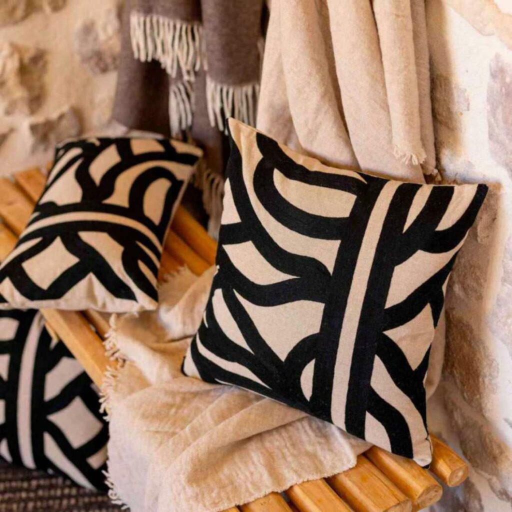 Coussin brodé Ezia – Image 3