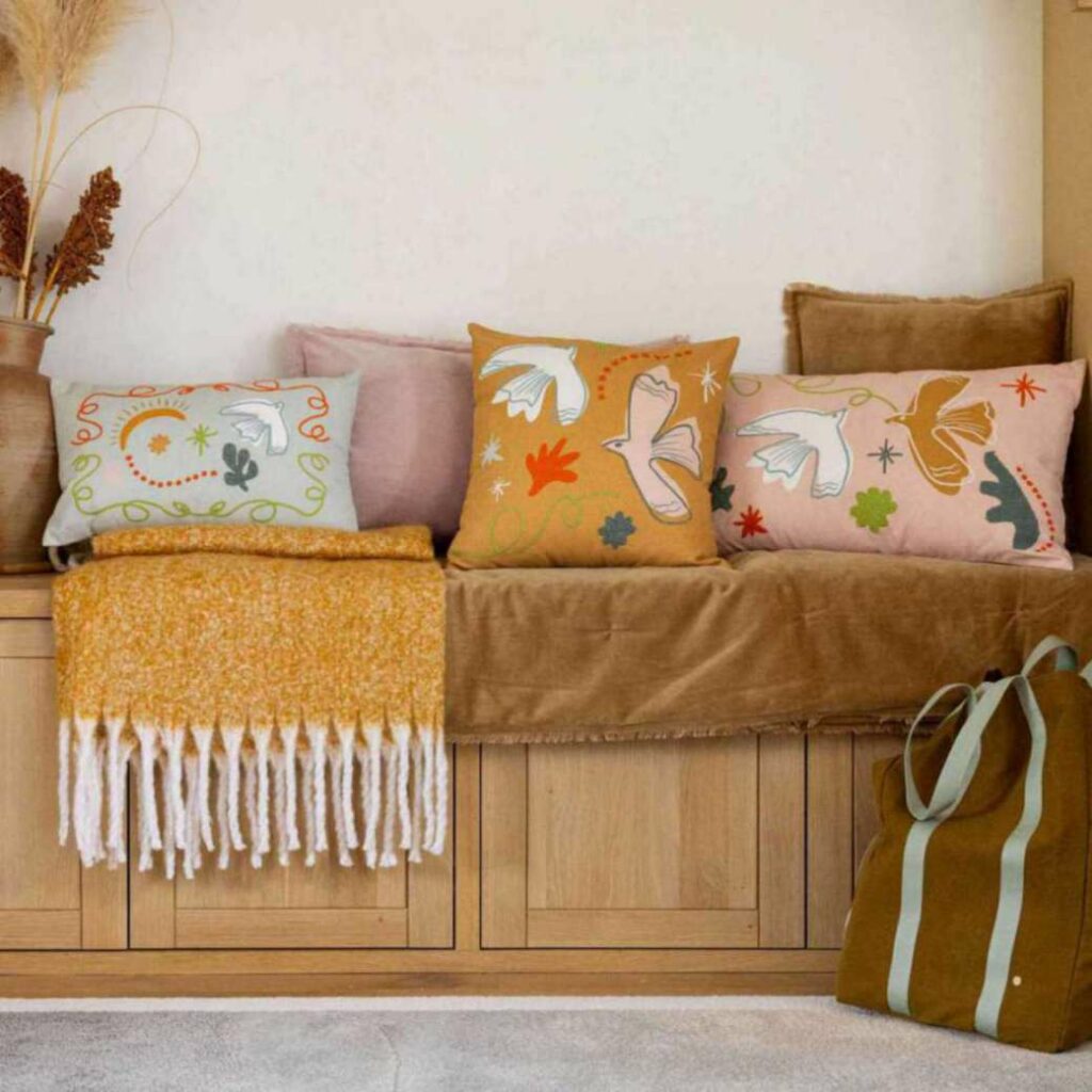 Coussin brodé Anka – Image 1