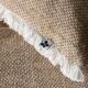 Détail de la texture et des franges du coussin ANTON