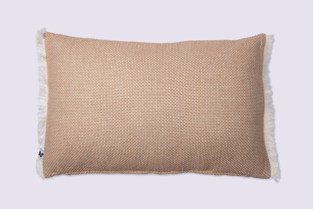 Coussin rectangulaire ANTON en coton texturé avec franges