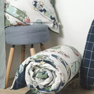 Juego de funda nórdica infantil CALIFORNIA en un dormitorio