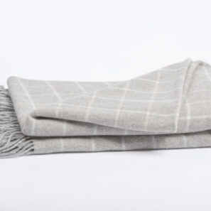 Plaid CAMILLE à carreaux et franges, plié sur fond blanc