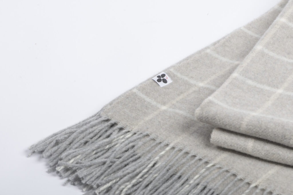 Détail du tissage à carreaux et des franges du plaid CAMILLE