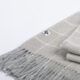 Détail du tissage à carreaux et des franges du plaid CAMILLE