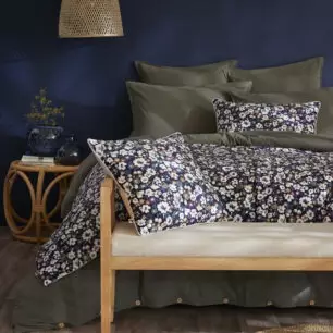 Pie de cama COLINE en un dormitorio