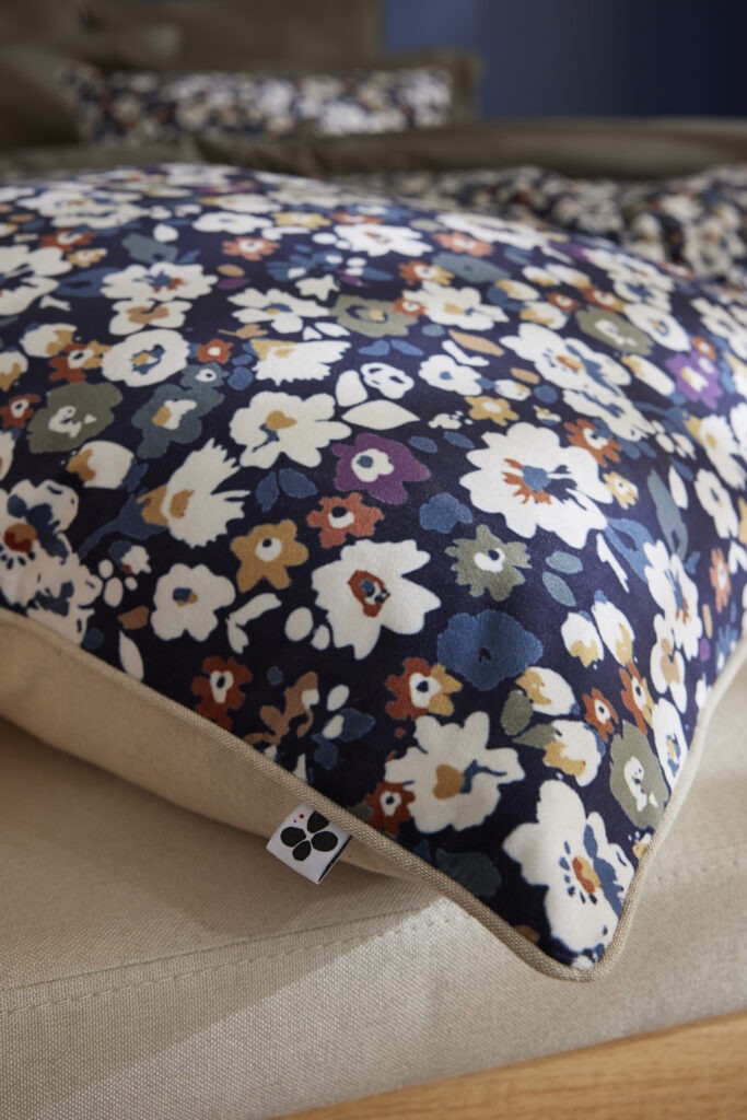 Détail du coussin COLINE en velours imprimé