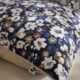 Détail du coussin COLINE en velours imprimé