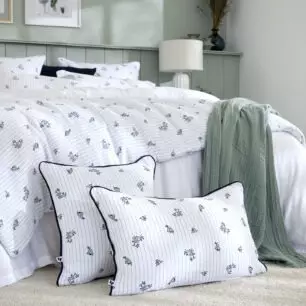 ELEONORE-Kissen in einem Schlafzimmer