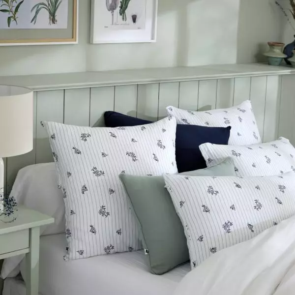 Fundas de almohada ELEONORE en un dormitorio