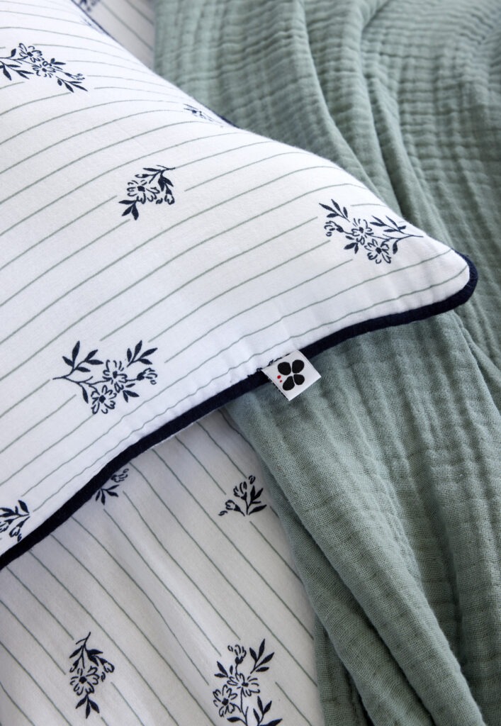 Détail du coussin ELEONORE en double gaze de coton