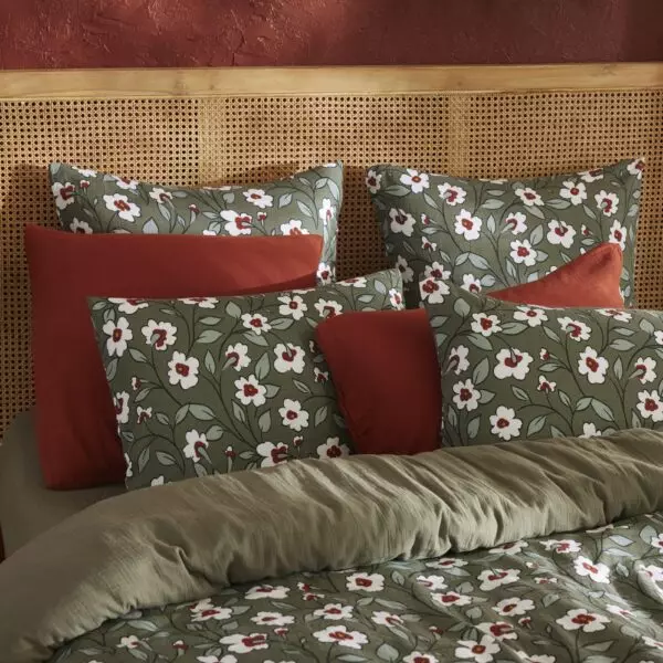Fundas de almohada FLORA en una habitación