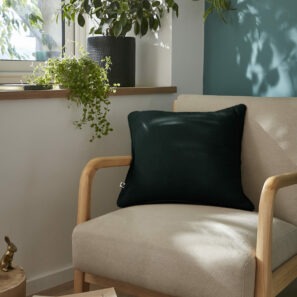 Coussin GAÏA Sapin 45 × 45 cm dans un intérieur