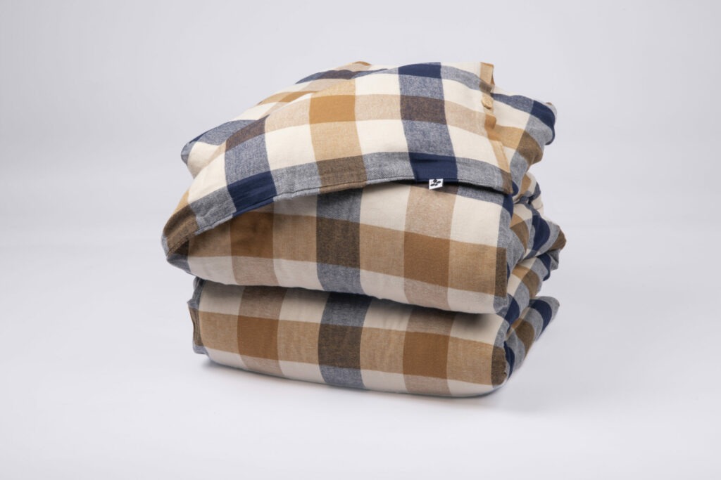Housse de couette BASILE à carreaux, pliée sur fond blanc