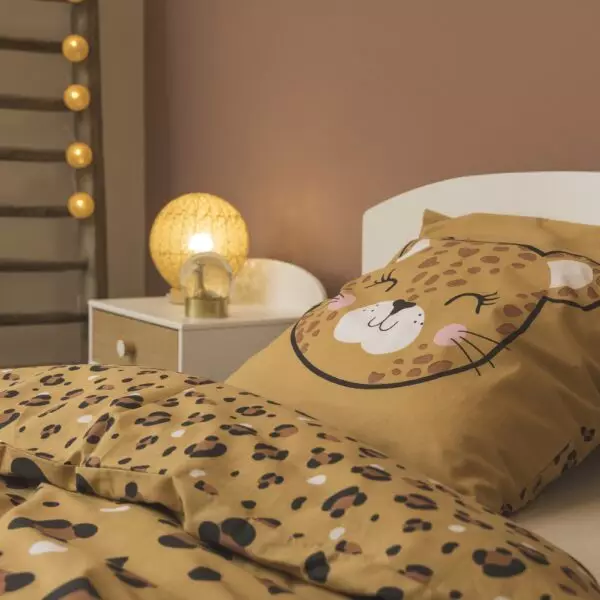 Ambiente de dormitorio con el juego de cama LOLA