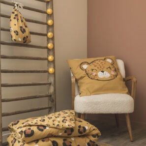 Parure de lit LOLA motif léopard dans une chambre