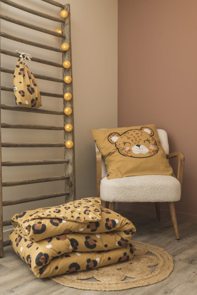 Parure de lit LOLA motif léopard dans une chambre