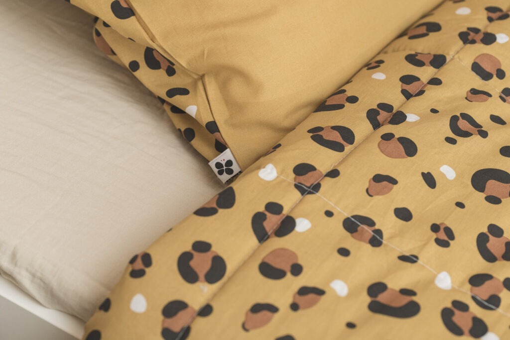 Couette LOLA motif léopard dans une chambre