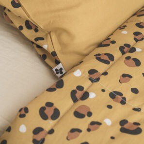 Couette LOLA motif léopard dans une chambre