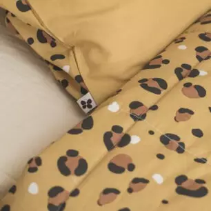 Edredón LOLA con estampado de leopardo en un dormitorio