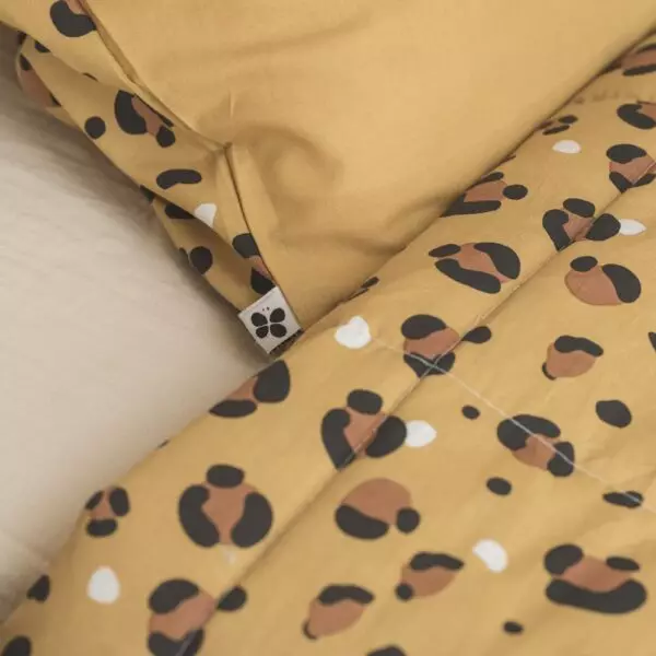 Edredón LOLA con estampado de leopardo en un dormitorio