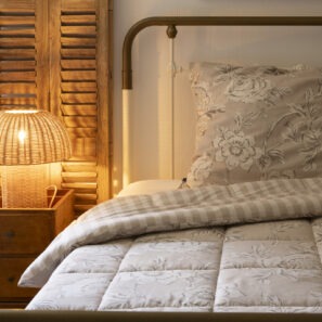 Couette NORA dans une chambre à l’ambiance rétro