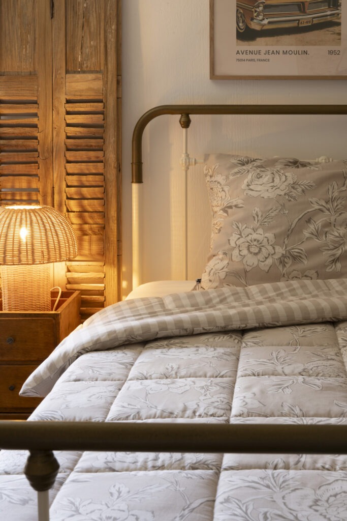 Couette NORA dans une chambre à l’ambiance rétro