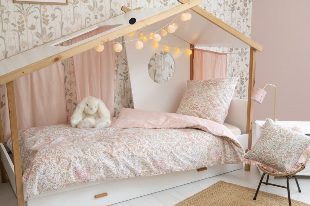 Parure PIMPRENELLE dans une chambre enfant
