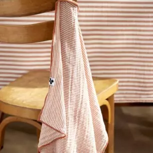 Toalla de mano ROMIE color albaricoque en tono suave