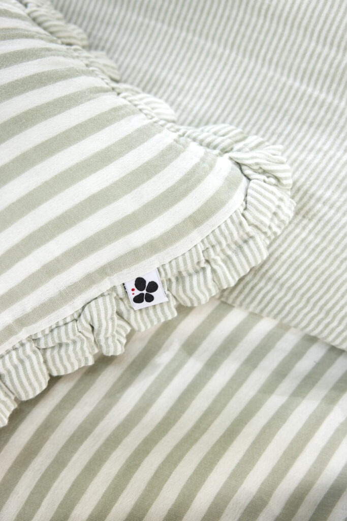 Coussin déhoussable à froufrous ROMIE – Image 1