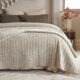 Couvre-lit ZELIE Sable dans une chambre