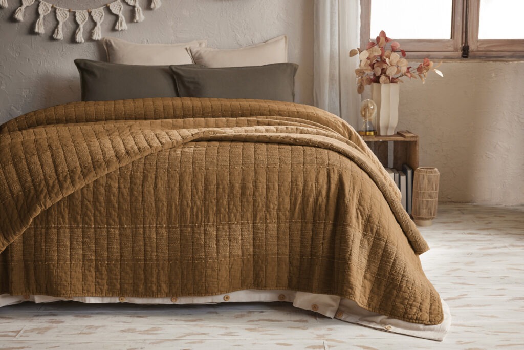 Couvre-lit ZELIE Camel dans une chambre