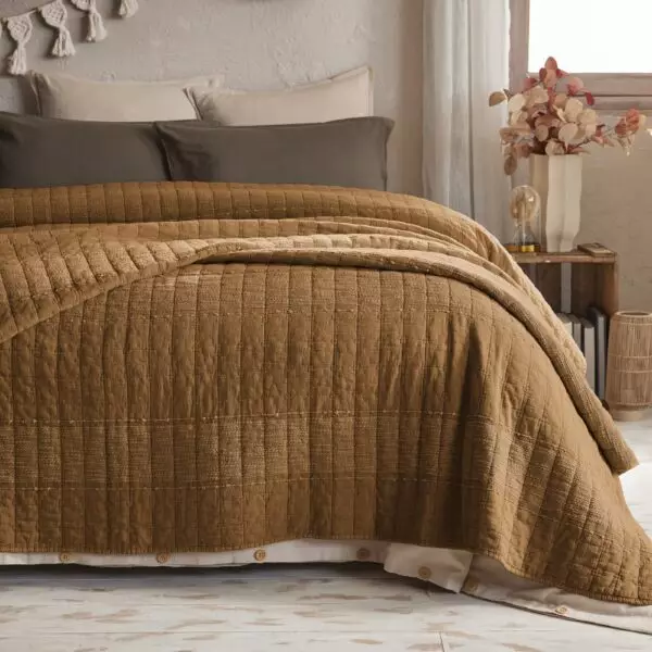 ZELIE-Tagesdecke in Camel in einem Schlafzimmer