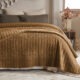 Couvre-lit ZELIE Camel dans une chambre