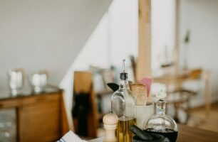 Torchons de cuisine en coton posés sur un plan de travail en bois dans une cuisine chaleureuse