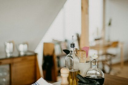 Torchons de cuisine en coton posés sur un plan de travail en bois dans une cuisine chaleureuse