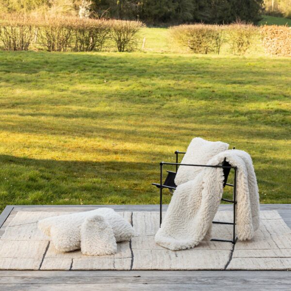 Plaid Noam Neige 140 x 180 en situation dans une décoration de maison