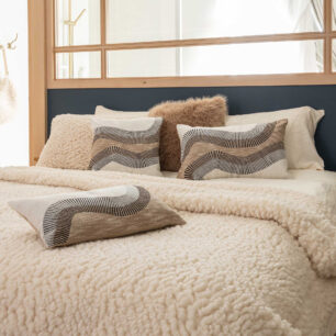 Maxi-Decke „Noam Neige“ 180 x 220 Produktansicht auf hellem Hintergrund