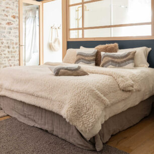 Édredon Noam Neige 85 x 200 en situation dans une décoration de maison