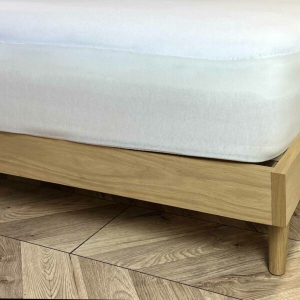 Protection DUO imperméable en lyocell installée sur un matelas, vue d’ambiance