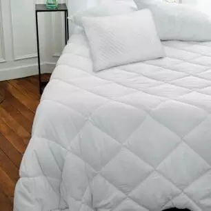 Almohada MEMOTEC de espuma viscoelástica en un dormitorio