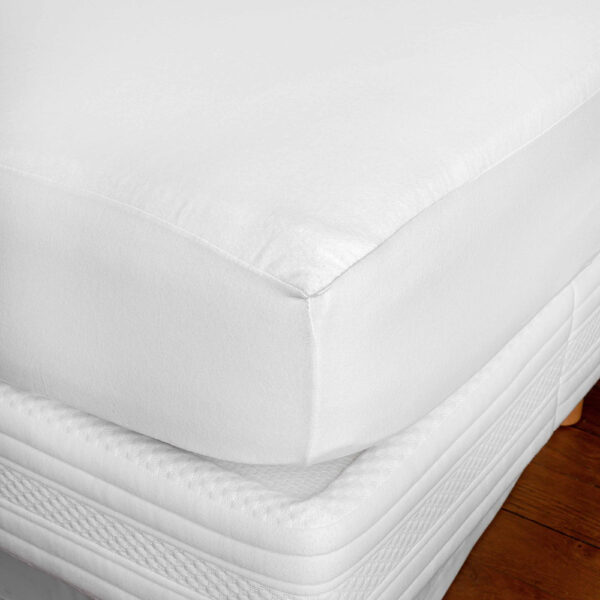 Protège-matelas CUMIN en molleton de coton Blanc sur un lit, vue d’ambiance