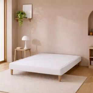 Cache-sommier AZALEE Blanc installé sur un lit dans une chambre